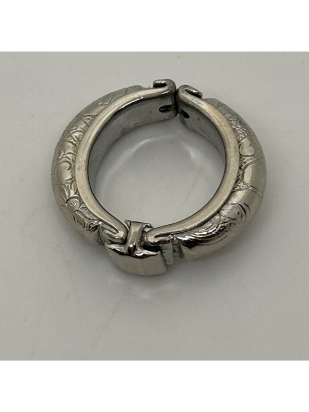 Silver Tone Snap Hoop Earrings 1990s Etched Floral Pattern Hinged Huggie Vintage - Picture 9 of 10
